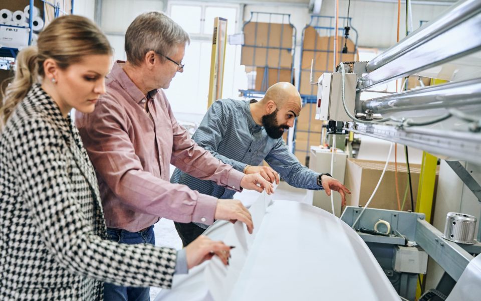 Papierverarbeitung an der Maschine