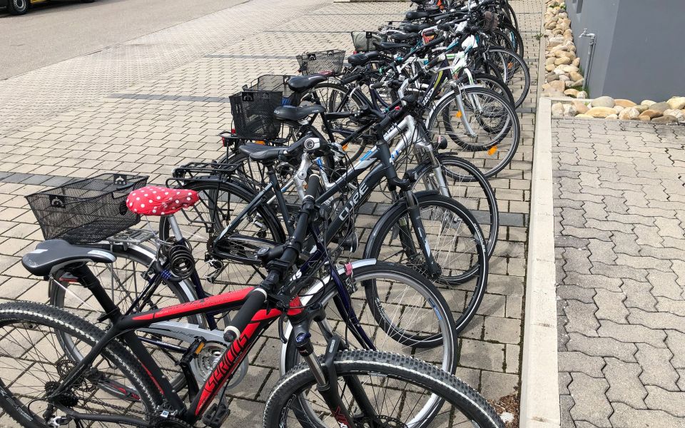 Eine Reihe abgestellter Fahrräder